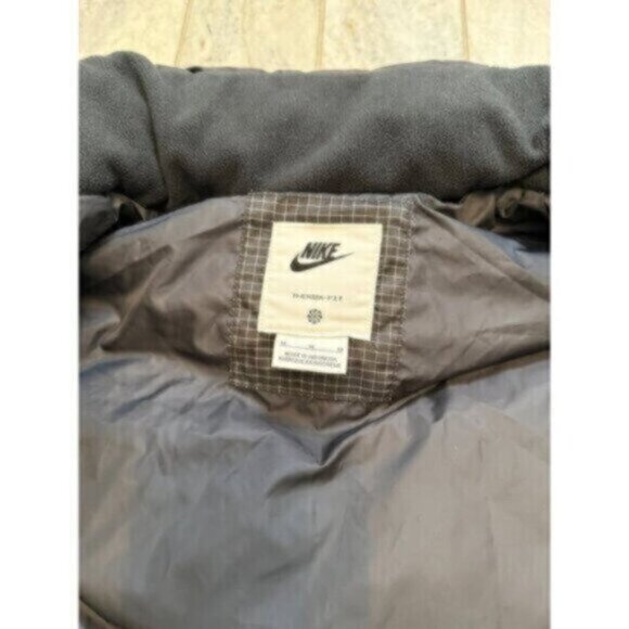 NEW Nike women's medium black/white puffer long Therma Fit vest MSRP $200 - Picture 3 of 12